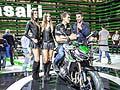 Girls che affiancano la moto Kawasaki Z1000 allEicma 2013