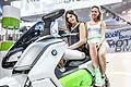 Scooter BMW C evolution e sexy girls sorridenti allEicma 2013 la Fiera del motociclo di Milano