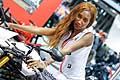Triumph Speed Triple R e hostess allEicma 2014 al Salone del Motociclo di Milano