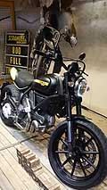 Ducati Scrambler Full Throttle tra gli elementi pi tradizionali riconosciamo il tipico serbatoio a goccia del modello degli anni 70