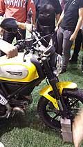 Scambler Ducati anteriore motocicletta allEicma 2014 di Milano