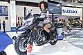 Suzuki 650 V Stom e hostess allEicma 2014 al Esposizione Internazionale del Motociclo
