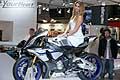 Yamaha R1M e hostess allEicma 2014 al Esposizione Internazionale del Motociclo di Milano