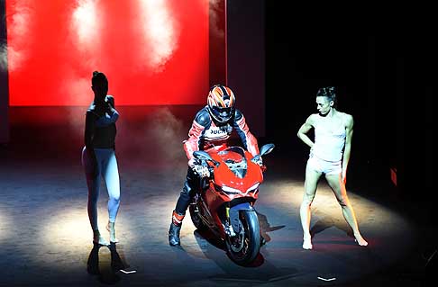 Ducati - Moto Ducati accompagnato dal balletto al Salone del motociclo Eicma 2014