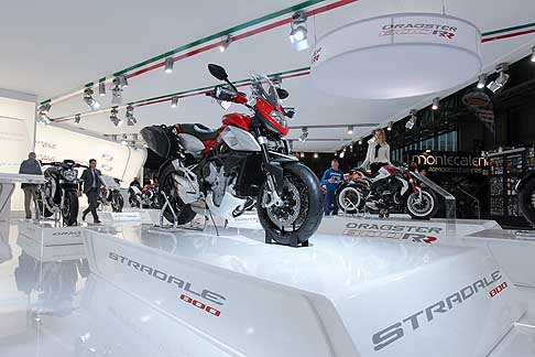 Eicma 2014 - La Mv Agusta presenta la nuova Stradale 800, un modello che sintetizza lesperienza fatta negli anni per proporre un approccio originale alla guida