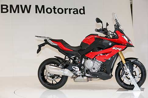 Eicma 2014 - La nuova Bmw S 1000 XR  dotata di un Il motore quattro cilindri in linea