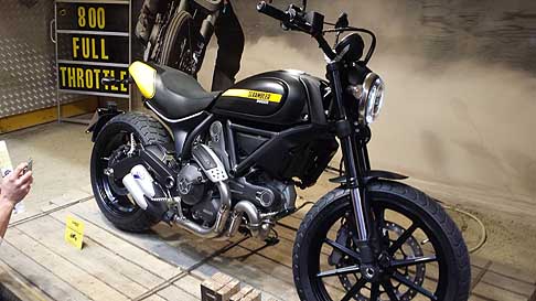 Ducati - Ducati Scrambler il propulsore  un bicilindrico ad L due valvole raffreddato ad aria e olio da 803 cm