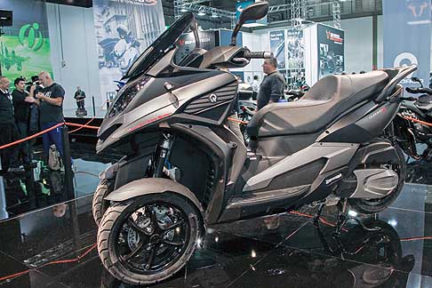 Kymco - Uno degli elementi che caratterizzano al meglio il concetto dello scooter a tre ruote di Quadro  la stabilit. QUADRO S  dotato dellHTS (Hydraulic Tilting System).