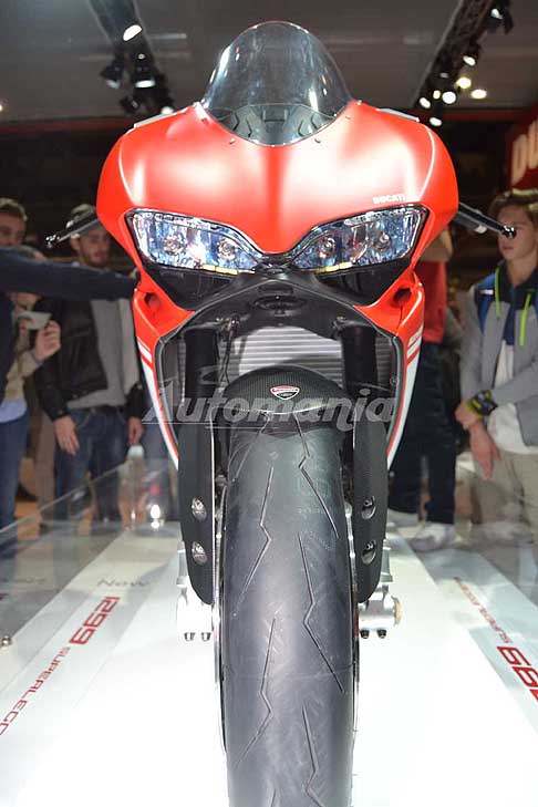 Ducati Eicma 2016 - Moto Ducati 1299 Superleggera frontale allEicma 2016