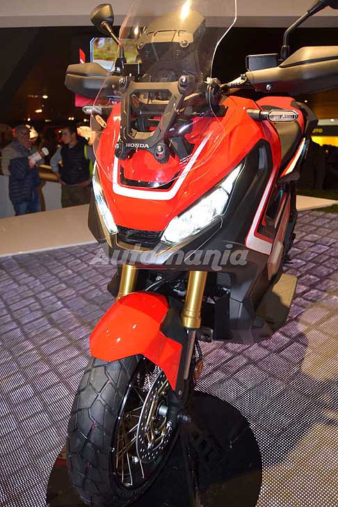 Hoda Eicma 2016 - Bike Honda X-ADV con ruote tassellate e dettaglio forcella anteriore moto