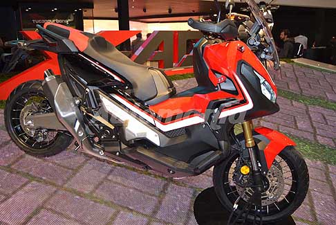 Hoda Eicma 2016 - Moto Honda X-ADV un incrocio tra scooter maxi e moto da enduro