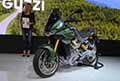 Moto Guzzi V100 Mandello e giornalista che modera lanteprima allEicma presso Milano Rho Fiere
