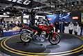 Moto Guzzi V100 mandello e hostess con mascherina allEicma 2021 di Milano, Salone Internazionale del Motociclo