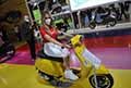 Piaggio Vespa Sprint S50 yellow e bella ragazza all´Eicma 2021 di Milano il Salone del Motociclo
