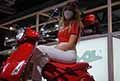 Piaggio Vespa elettrica hostess allEicma 2021 di Milano il Salone Internazionale del Motociclo