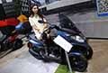 Piaggio MP3 300 Hpe Sport e ragazza immagine allEicma 2021 di Milano