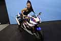 Sexy modella su moto Honda CBR Fireblade al Salone del motociclo Eicma 2021