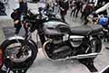 Moto Triumph Bonneville T100 in bella mostra allEicma 2021 di Milano Rho Fiera