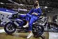 Moto da corsa Yamaha e ragazza in tuta all´Eicma 2021 di Milano la Fiera del motociclo