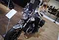 Moto Guzzi V9 Roamer e ragazza bionda all´Eicma 2021 di Milano, Salone Internazionale del Motociclo