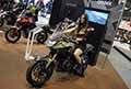 Moto Honda CB500X e ragazza in sella al Salone del motociclo Eicma 2021