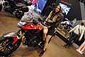 Moto Honda CB500X e sexy ragazza al Salone del motociclo di Milano Eicma 2021