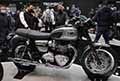 Motocicletta Triumph Bonneville T120 in bella mostra al Salone del Motociclo di Milano all´Eicma 2021