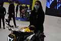 Ragazza con mascherina e moto elettrica Otto Bike Group all´Eicma 2021 al Salone Internazionale del motociclo di Milano - Fiera Rho