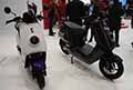 Smart Electric Scooter Niu C Check di colore bianco e scooter Felyx nero esposte all´Eicma 2021 di Milano Fiera Rho