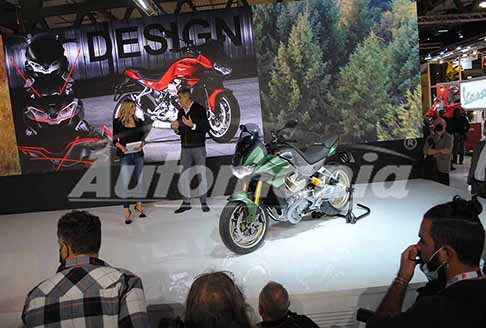 Moto Guzzi - Eicma 2021 presentazione della Moto Guzzi V100 Mandello in anteprima di Marco Lambri responsabile centro stile Moto Guzzi presso Milano Rho Fiere