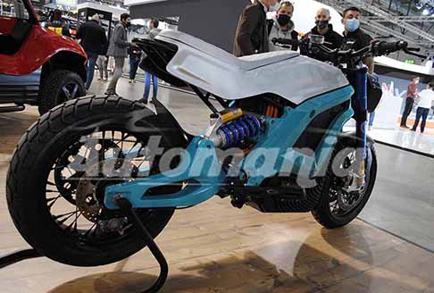 Tazzari EV - Italian Volt Lacama prototipo si veste come una Cover per Smatphone all´Eicma 2021 by Automania