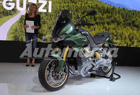 Moto Guzzi - Moto Guzzi V100 Mandello e giornalista che modera lanteprima allEicma presso Milnao Rho Fiere