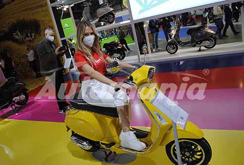 Piaggio - Piaggio Vespa Sprint S50 yellow e bella ragazza allEicma 2021 di Milano il Salone del Motociclo