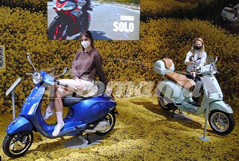 Piaggio - Piaggio Vespa Primavera S 125 i-Jet azzurro metalizzato e Vespa Primavera 125 3V i-Jet ABS con bauletto posteriore allEicma 2021 di Milano il Salone del Motociclo