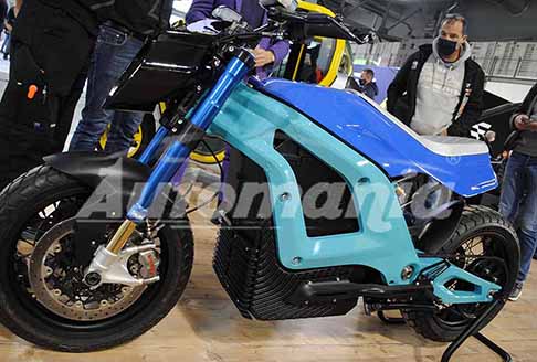 Tazzari EV - Moto elettrica Italian Volt Lacama Concept esposta allEicma 2021 con corpo batterie racchiuso da un doppio guscio di fusione in alluminio, che utilizza tecnologia propria sviluppata e concepita dal Team Tazzari EV