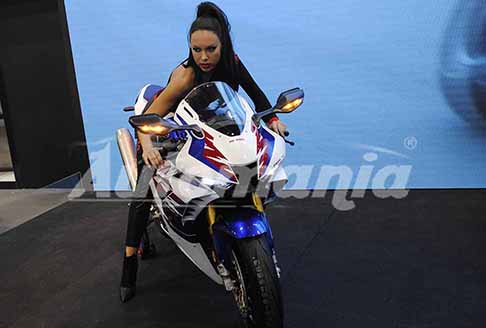 Honda - Moto Honda CBR Fireblade e sexy hostess allEicma 2021