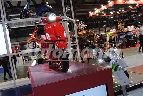 Piaggio - Moto Piaggio Vespa elettrica red allEicma 2021 di Milano il Salone del Motociclo