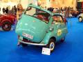 Bmw Isetta 300 (1961) auto storica in esposizione e sorridente modella allExpolevante di Bari