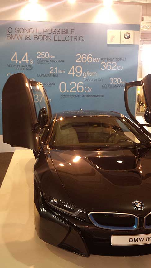 BMW - BMW i8 auto elettrica trasforma in realt lidea di unautomobile sportiva sviluppata sin dallinizio rispettando il principio della sostenibilit