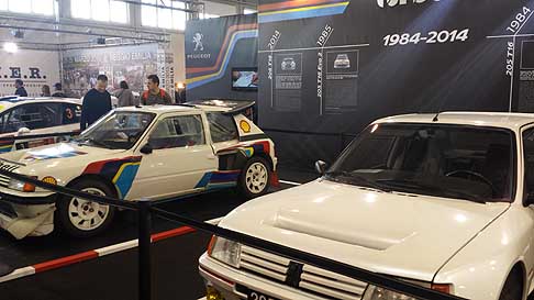 Peugeot - Peugeot 205 Turbo 16 bianco perla e la versione racing sullo sfondo 