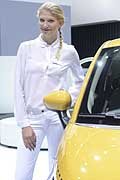 Ragazza stand Fiat al Francoforte Motor Show 2015