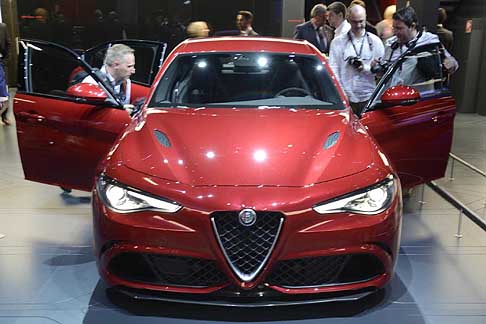 Alfa Romeo - Alfa Romeo Giulia Quadrifoglio Verde le prestazioni sono eccellenti: velocit max di 307 km/h, accelerazione da 0 a 100 km/h in appena 3,9 s e una coppia massima di 600 Nm