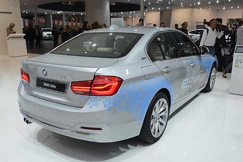 BMW - Il modello ibrido plug-in combinerà la tecnologia BMW eDrive con un motore quattro cilindri a benzina, per una potenza complessiva pari a 252 CV.
