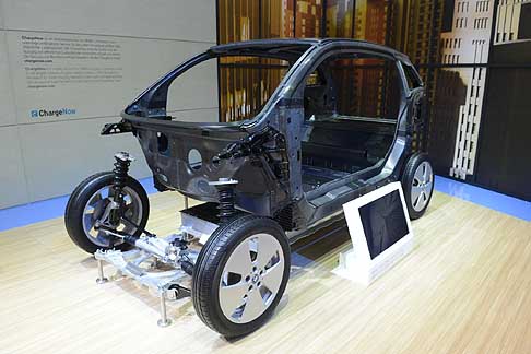 BMW - L'innovativa BMW i3, alimentata esclusivamente ad energia elettrica rappresenta una interessante proposta per la mobilità sostenibile