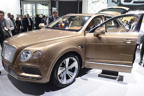 Bentley - La casa alata inglese svela la sua ultima nata al Salone Internazionale dell’auto a Francoforte in Germania: il Suv Bentley Bentayga