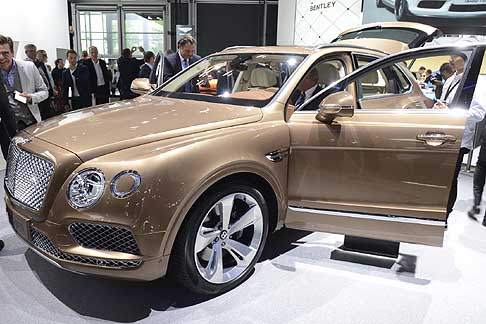 Bentley - La casa alata inglese svela la sua ultima nata al Salone Internazionale dellauto a Francoforte in Germania: il Suv Bentley Bentayga