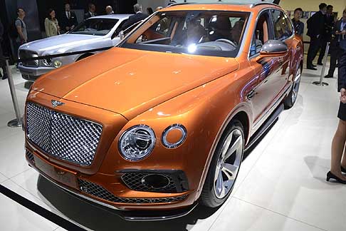 Bentley - Bentley Bentayga il Suv è dotato di un impianto audio premium Naim for Bentley da 1.950 Watt e dei tablet Bentley Entertainment dotati di schermo da 10.2 pollici