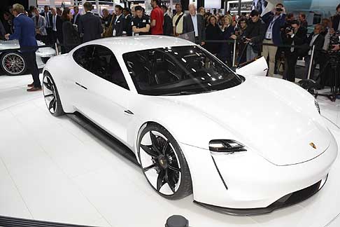 Porsche - Porsche Mission E Concept è dotata di trazione e sterzata integrale