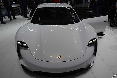 Porsche - Porsche Mission E Concept le batterie trovano posto sotto labitacolo, per abbassare il baricentro di questa vettura che  alta solo 131 cm