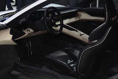 Porsche - Porsche Mission E Concept sulla plancia centrale si trova poi il sistema di comandi olografico 3D per accedere ad app, navigatore, infotainment e altro ancora